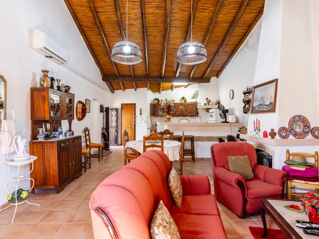 Encantadora Moradia com 7 Divisões em Parragil Loulé com Vista Campestre - Image 2
