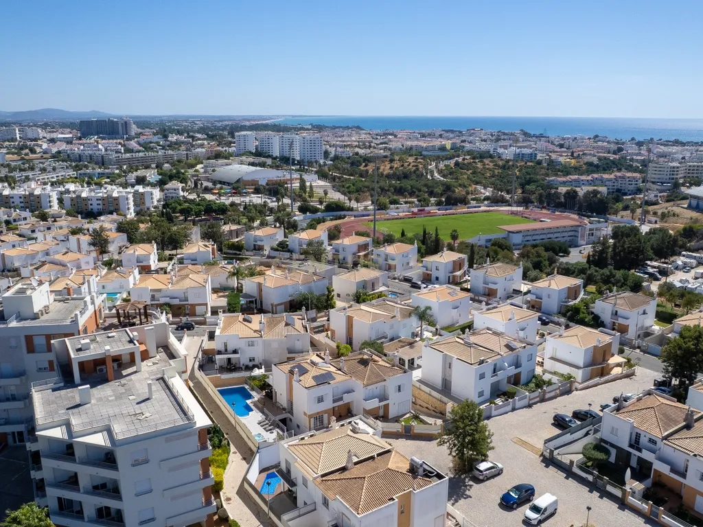 Moradia T4 com piscina, jacuzzi e garagem em Vale Pedras, Albufeira - Image 29