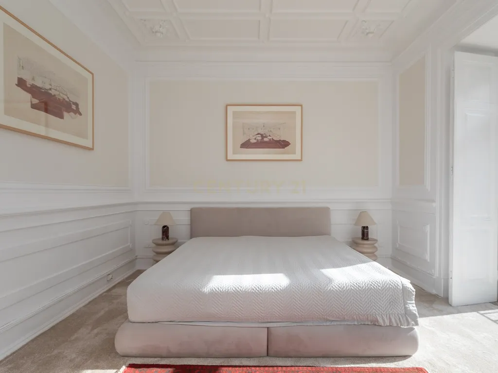 Apartamento Renovado e Mobilado na Av. João Crisóstomo, Lisboa - Image 10