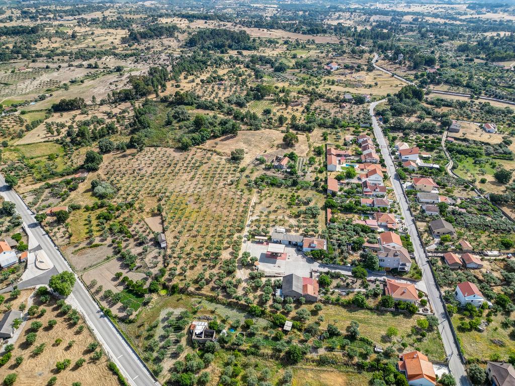 OPORTUNIDADE 360º – Moradia T3 + Posto de Combustível GALP + Terrenos (36 000 m²) - Image 1