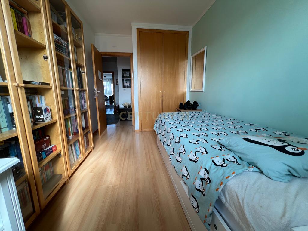 Apartamento T3 com vista desafogada e excelente luminosidade em Lumiar - Image 23