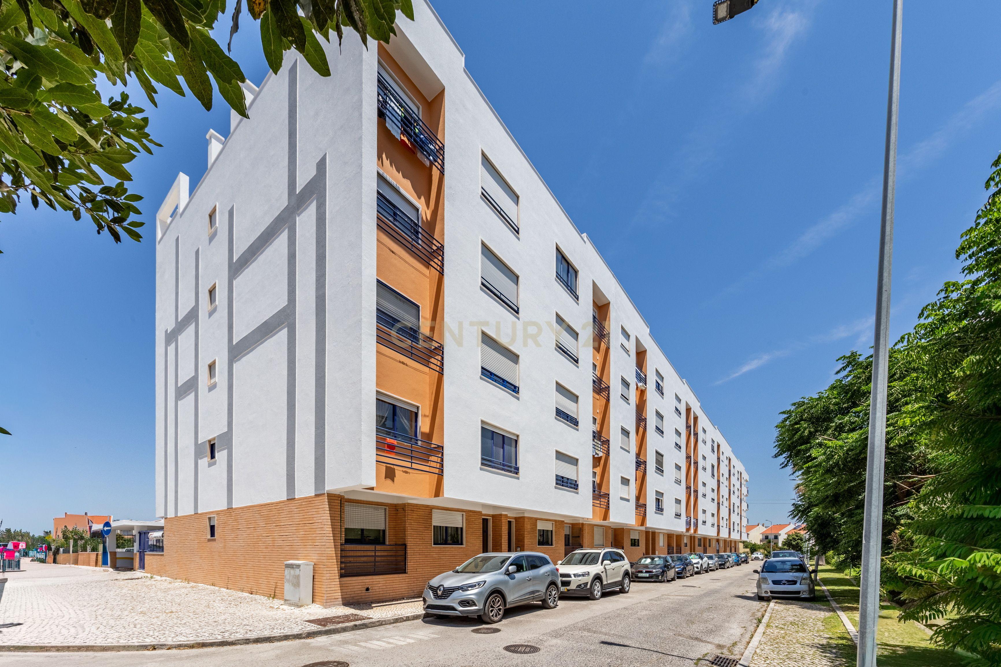 Fotografia 5 de Moderno Apartamento T4 no Carregado em condomínio fechado