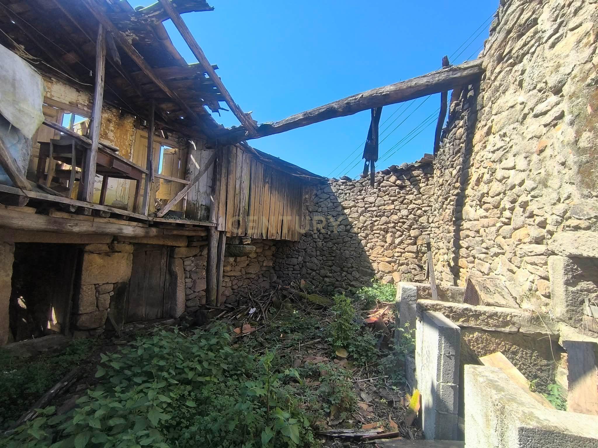 Fotografia 11 de Casa antiga, em pedra de granito, com terreno, poço e árvores de fruto.
