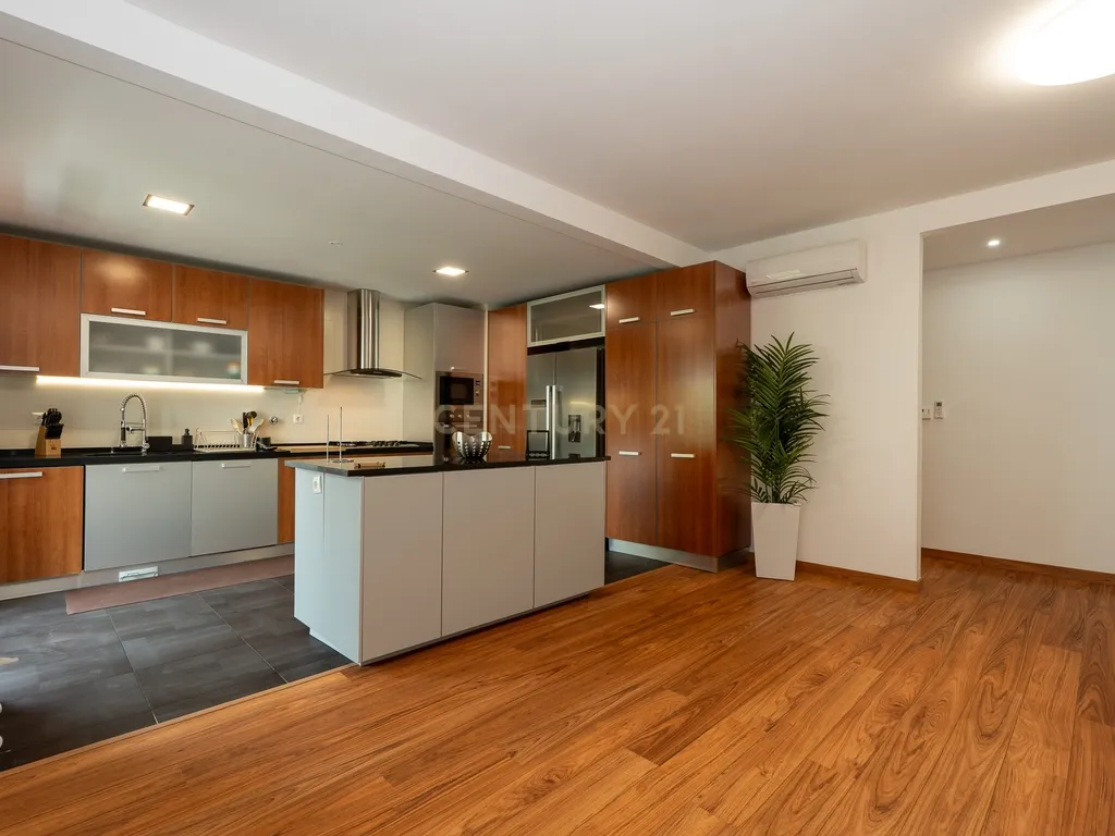 Apartamento de tipologia T3, com 2 varandas, 2 WC e box para 4 viaturas, situado no Jardim da Amoreira - Ramada em Odivelas. - Image 13