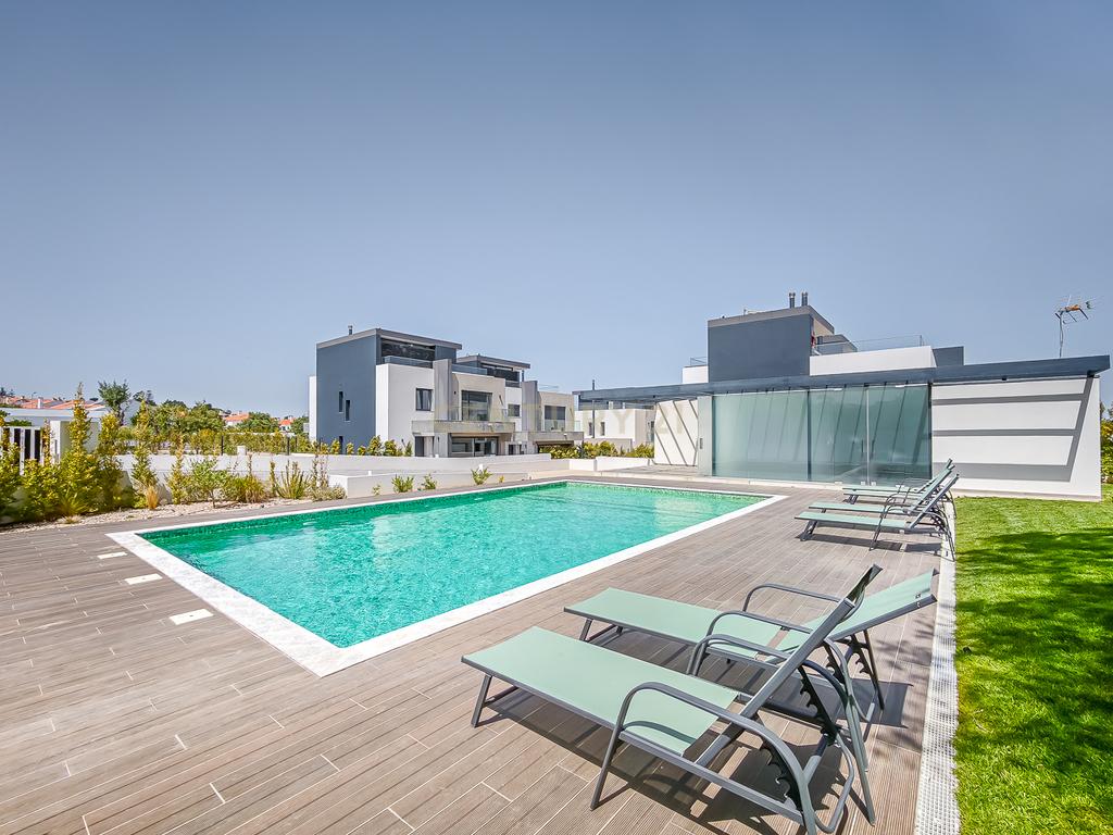 Moradia T4 em Condomínio Privado | Piscina | 6WC | Jardim | Terraço | Box | Quinta do Brilhante | Albarraque A 5 Minutos Do colégio Tasis internacional - Image 1