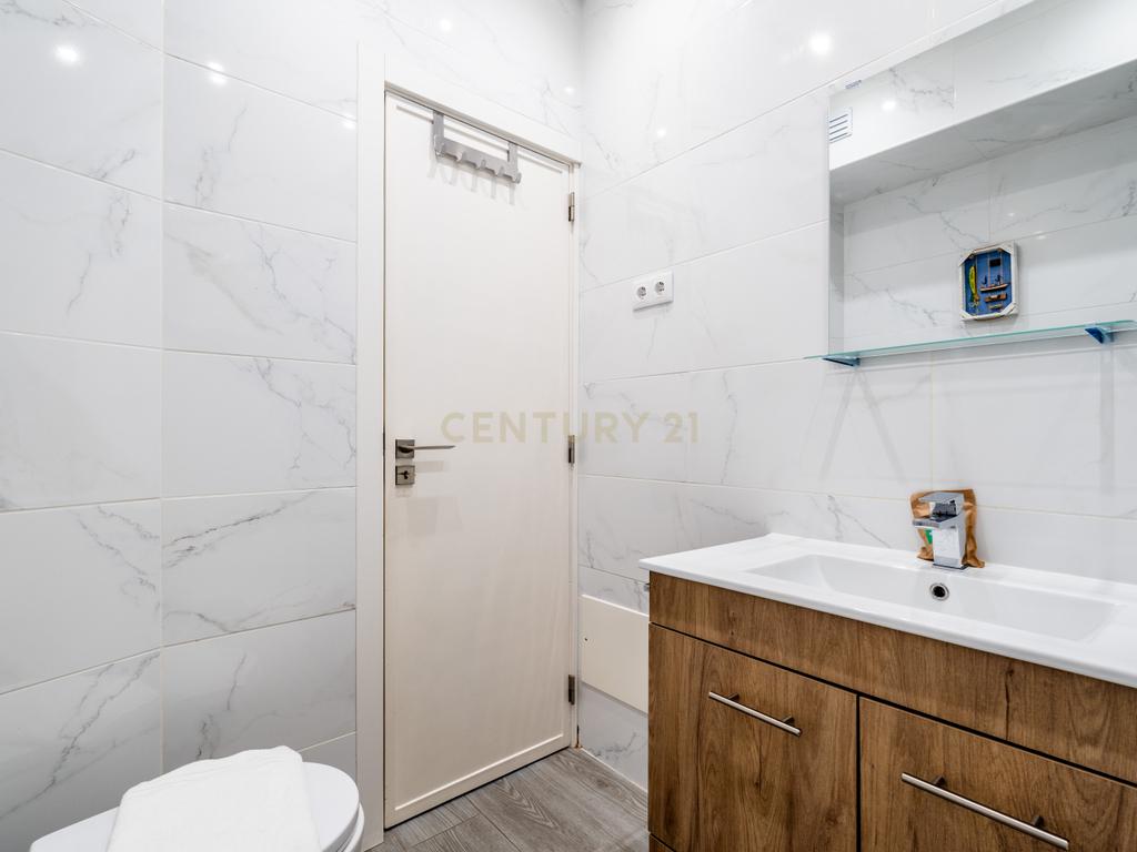 Apartamento T1 com Vista Rio Deslumbrante | AL | Terraço Comum | Estacionamento no Edifício | Como Novo - Image 19