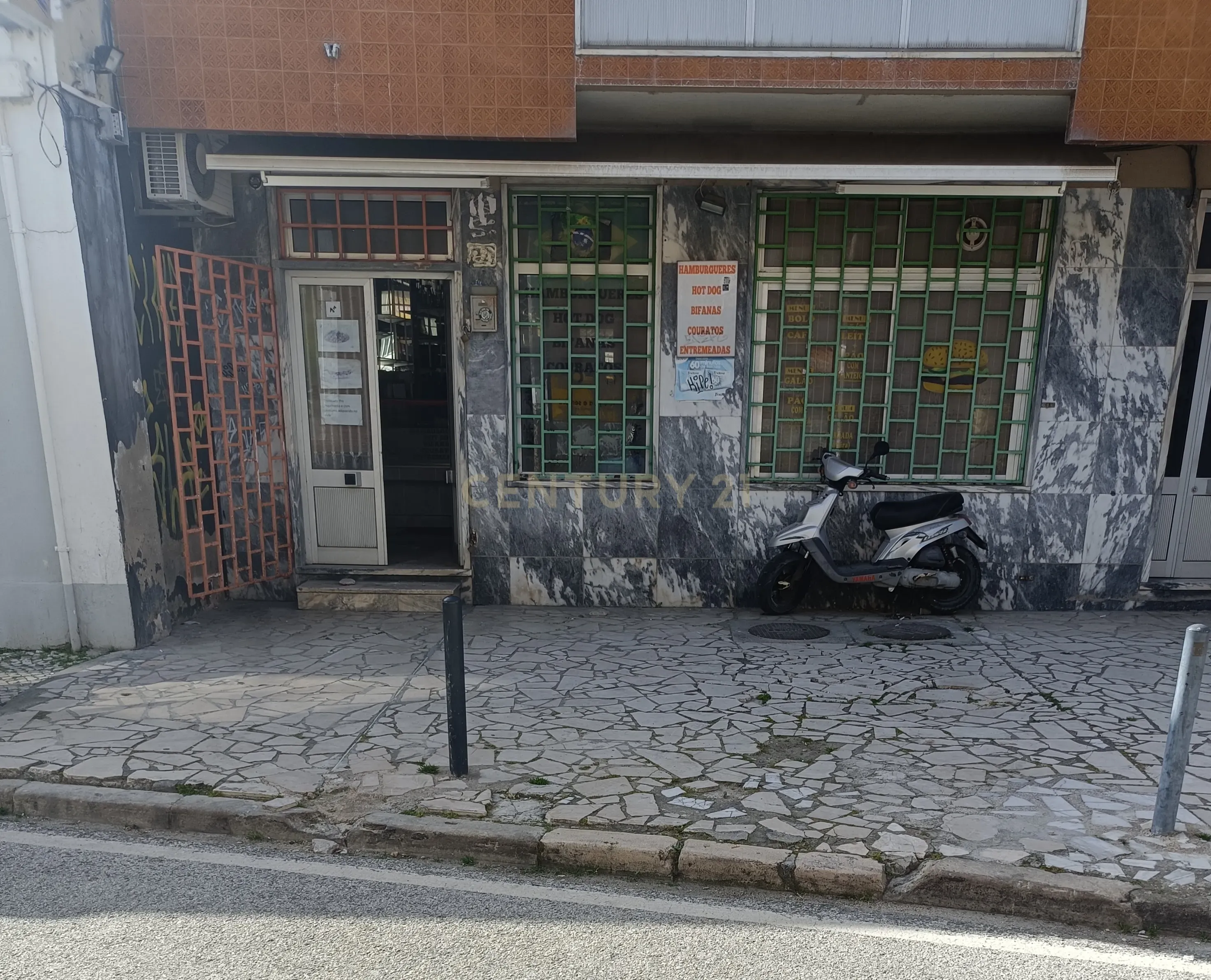 Espaço Comercial na Rua Passos Manuel, Alhandra - Image 2