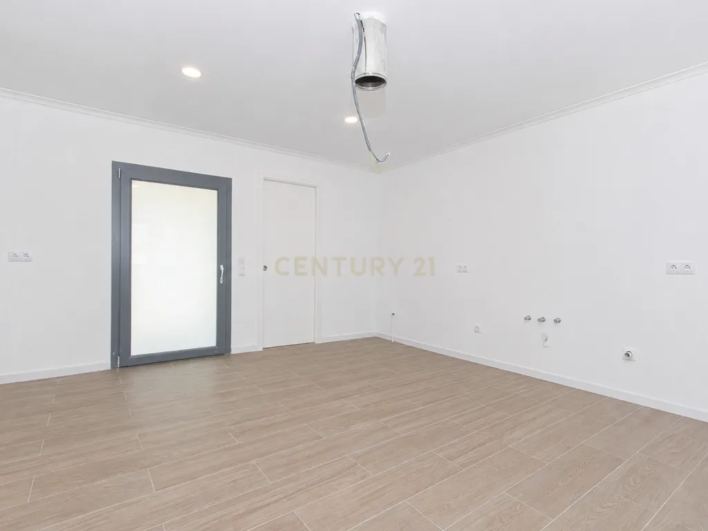 MORADIA T3 COM PISCINA E VISTA CAMPO - Image 21