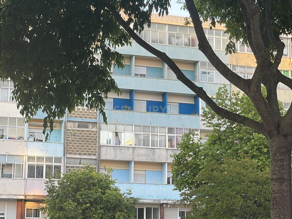 T2 renovado na Praça do Brasil - no centro de Setúbal - Image 20