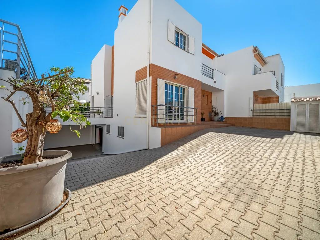 Moradia T4 com piscina, jacuzzi e garagem em Vale Pedras, Albufeira - Image 1