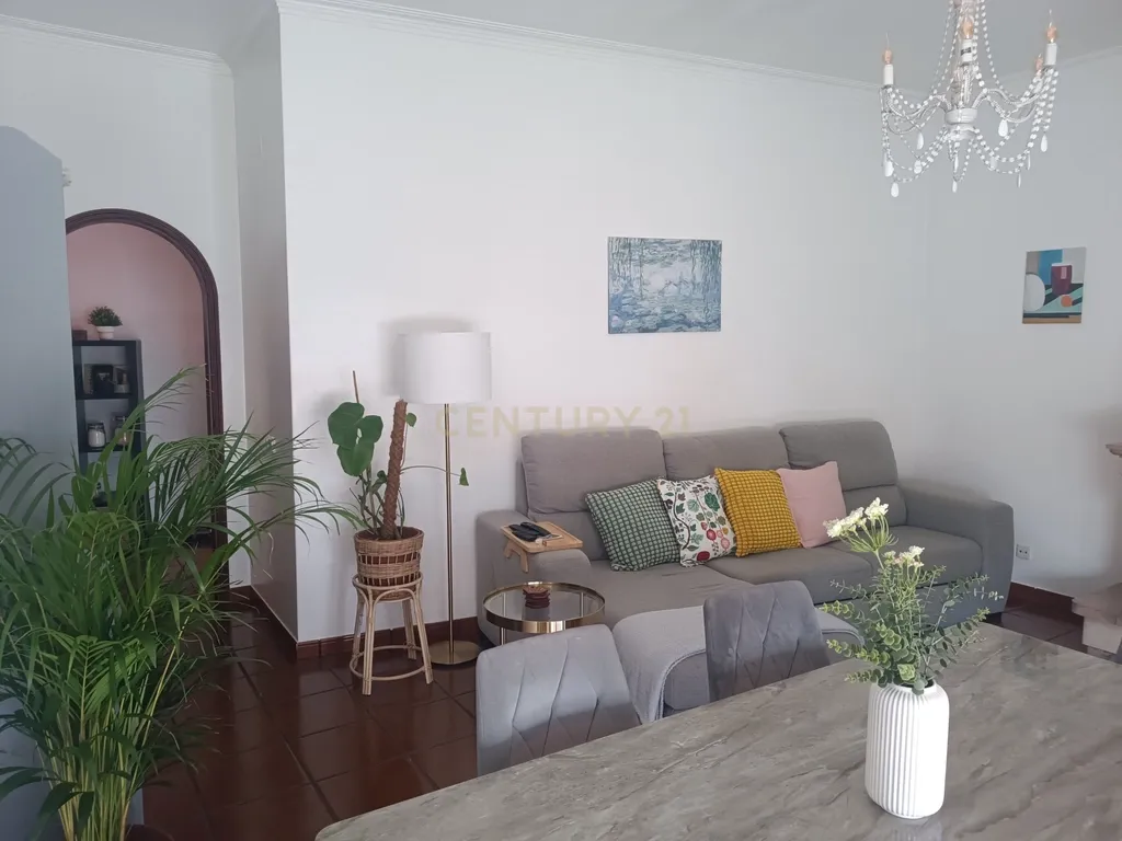 Apartamento T3 com 115 m² em Fazendas de Almeirim, concelho de Almeirim, distrito de Santarém. Apartamento localizado no 2. º andar de um edifício sem elevador. - Image 1