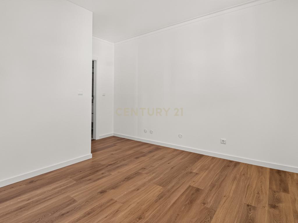 T3 REMODELADO EM SÃO VICENTE | 142 M² | ELEVADOR | GARAGEM | VARANDA COM VISTA SOBRE BRAGA - Image 14
