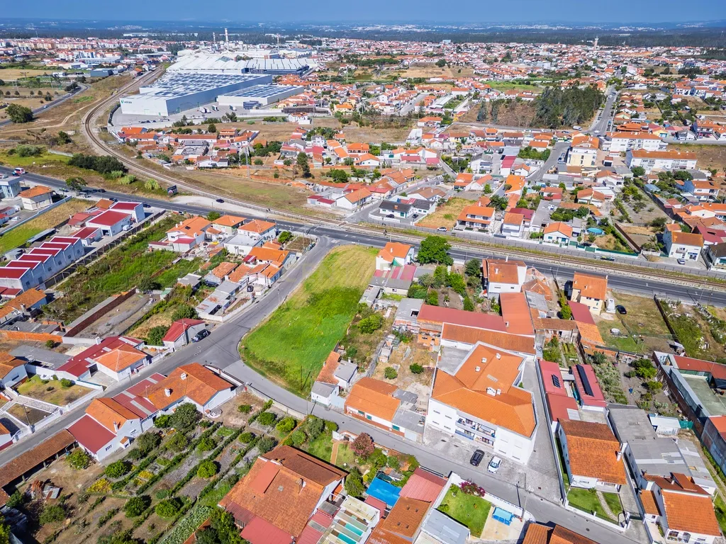 Terreno com 2.117 m² e elevado potencial construtivo. Antigo projeto aprovado para prédio de apartamentos e índice de construção 1. Uma excelente oportunidade para promotores imobiliários. - Image 5