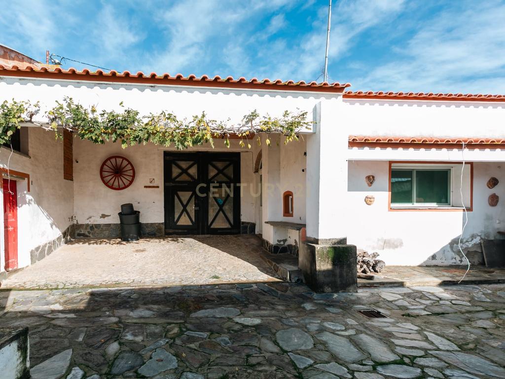 Moradia T2 com Espaço Exterior na Zona Histórica de Mourão - Alentejo - Image 1