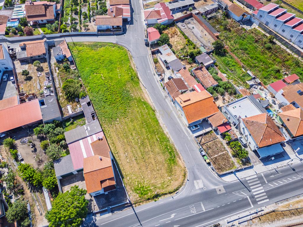Terreno com 2.117 m² e elevado potencial construtivo. Antigo projeto aprovado para prédio de apartamentos e índice de construção 1. Uma excelente oportunidade para promotores imobiliários. - Image 9