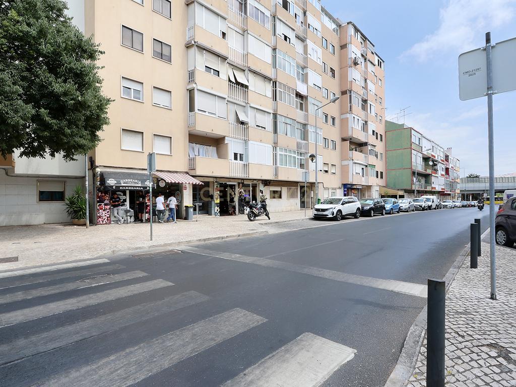 Apartamento T3 em Odivelas com elevador, a 100 mts do Metro. - Image 1