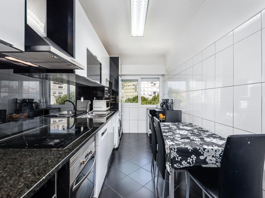 Apartamento Renovado T3 na Amadora - Image 1