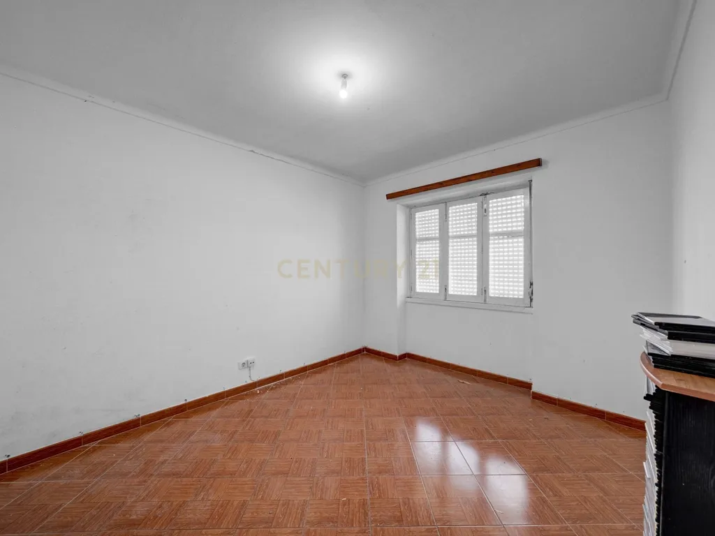 Apartamento T2 para recuperação em zona histórica de Angra do Heroísmo - Oportunidade Única! - Image 2