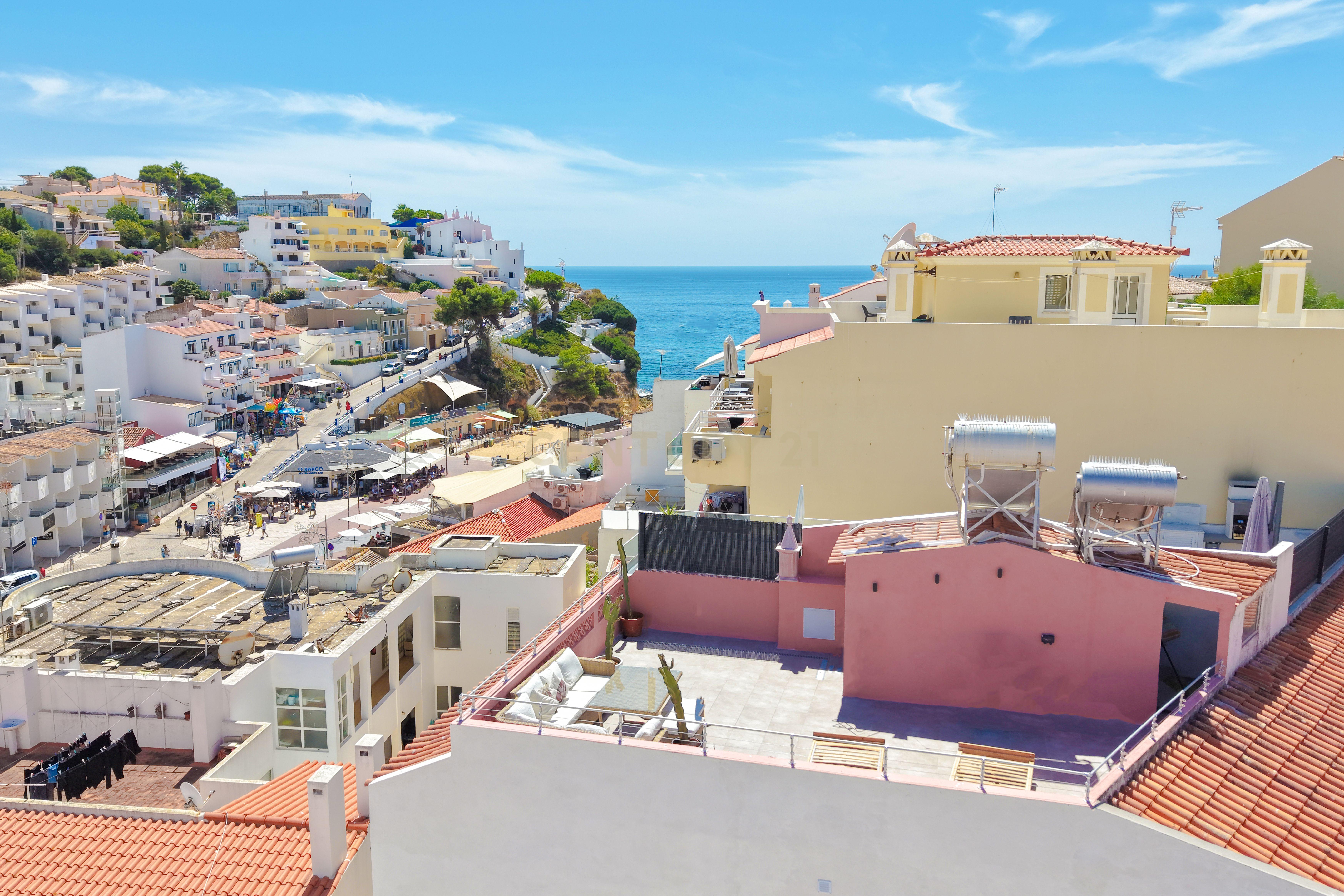 T2 Renovado no Centro de Carvoeiro | Rooftop Privado com Vista Mar | 30s da Praia