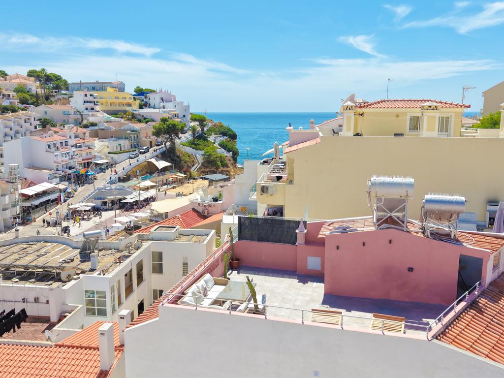 T2 Renovado no Centro de Carvoeiro | Rooftop Privado com Vista Mar | 30s da Praia - Image 1