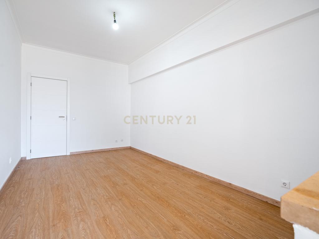 Apartamento T2 renovado em Portimão com varanda, 2 casas de banho e marquise espaçosa - Image 19