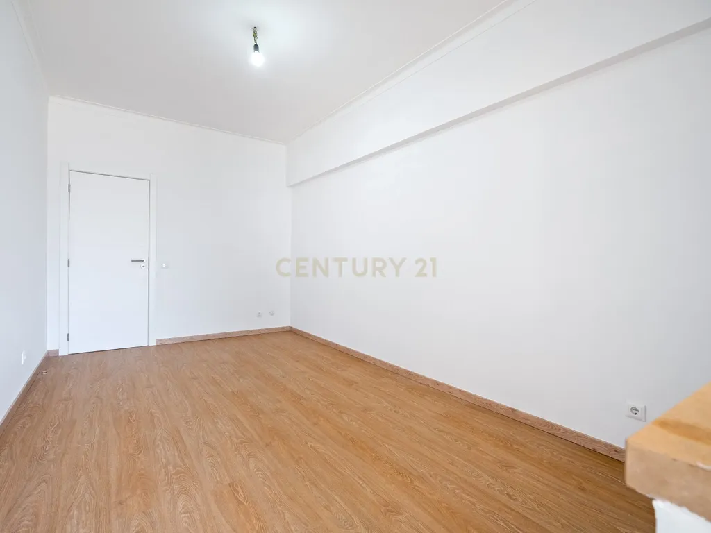 Apartamento T2 renovado em Portimão com varanda, 2 casas de banho e marquise espaçosa - Image 19