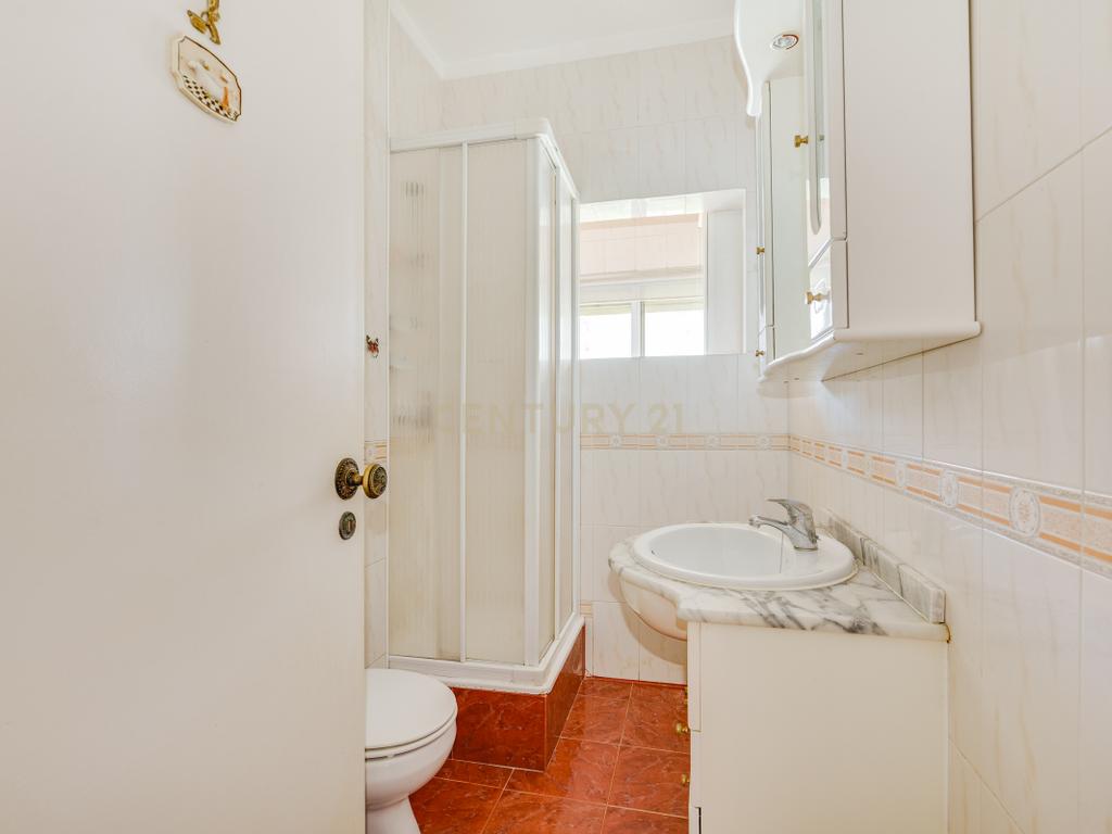 T2 Luminoso na Vila da Apelação – Espaço, Conforto e Potencial - Image 7