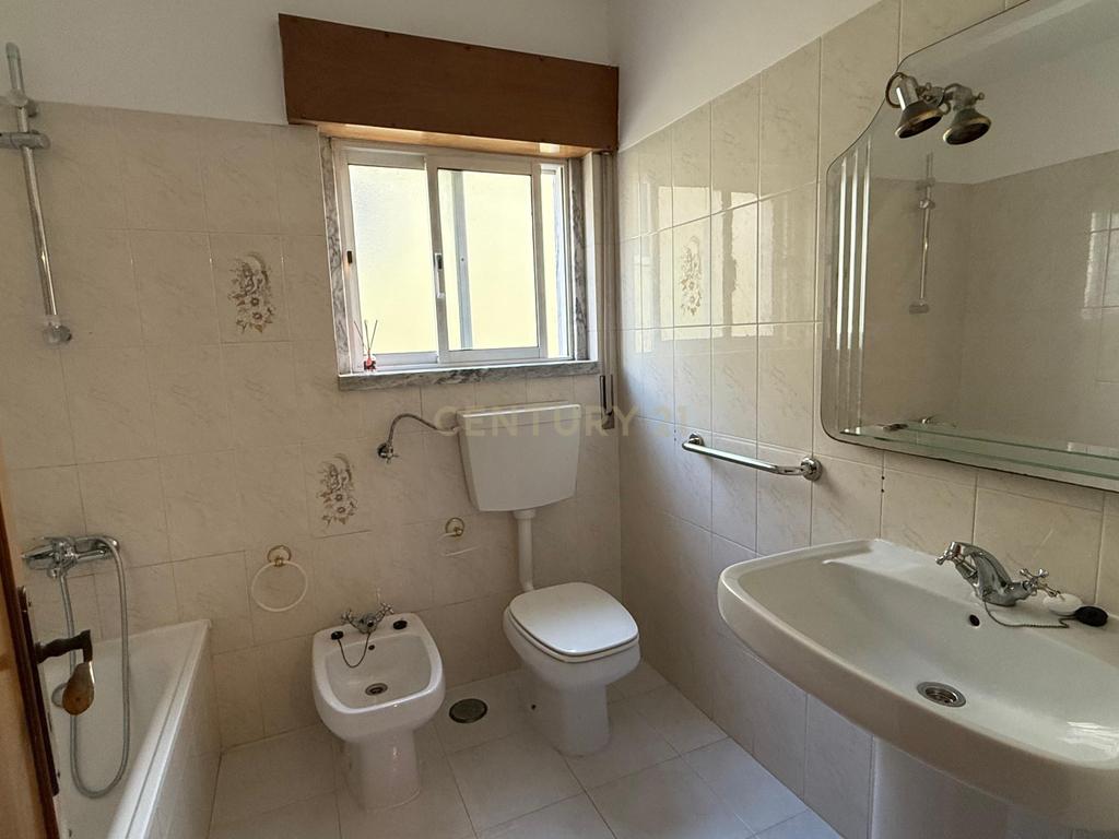 Andar de moradia com 3 quartos para arrendamento em Casal de Cambra - Image 15