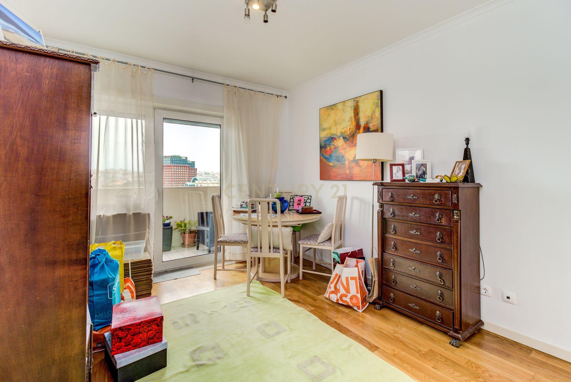 Apartamento T4, com 188m2, cozinha equipada e 2 lugares de garagem - Image 18