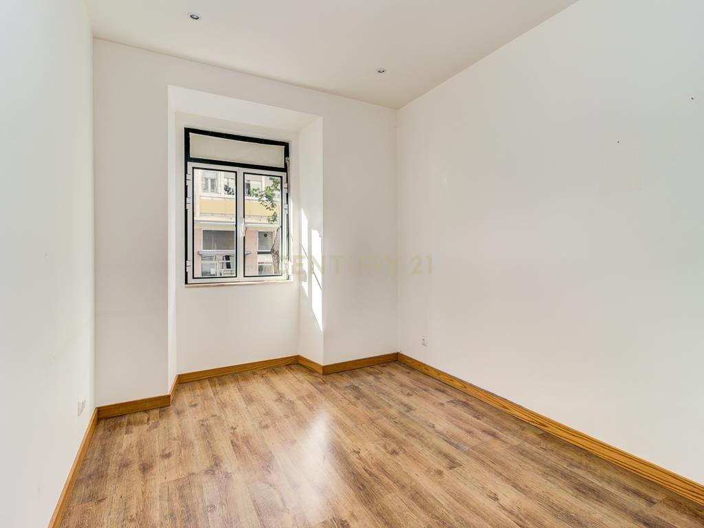  Apartamento T2 à venda na Rua Barão de Sabrosa – Penha de França, Lisboa - Image 10