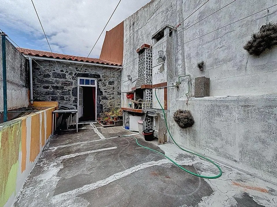 Invista no Centro de Ponta Delgada – Moradia com Enorme Potencial - Image 23