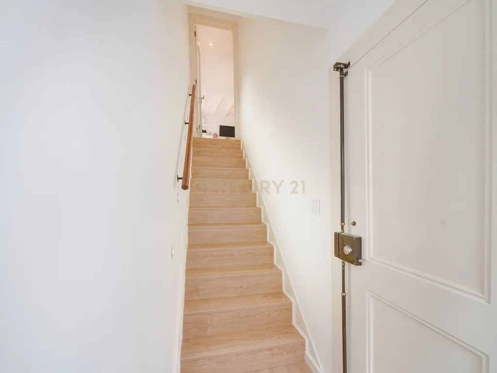 Apartamento T2 Triplex* em Santos-o-Velho – Janelas Verdes | Estrela - Image 3