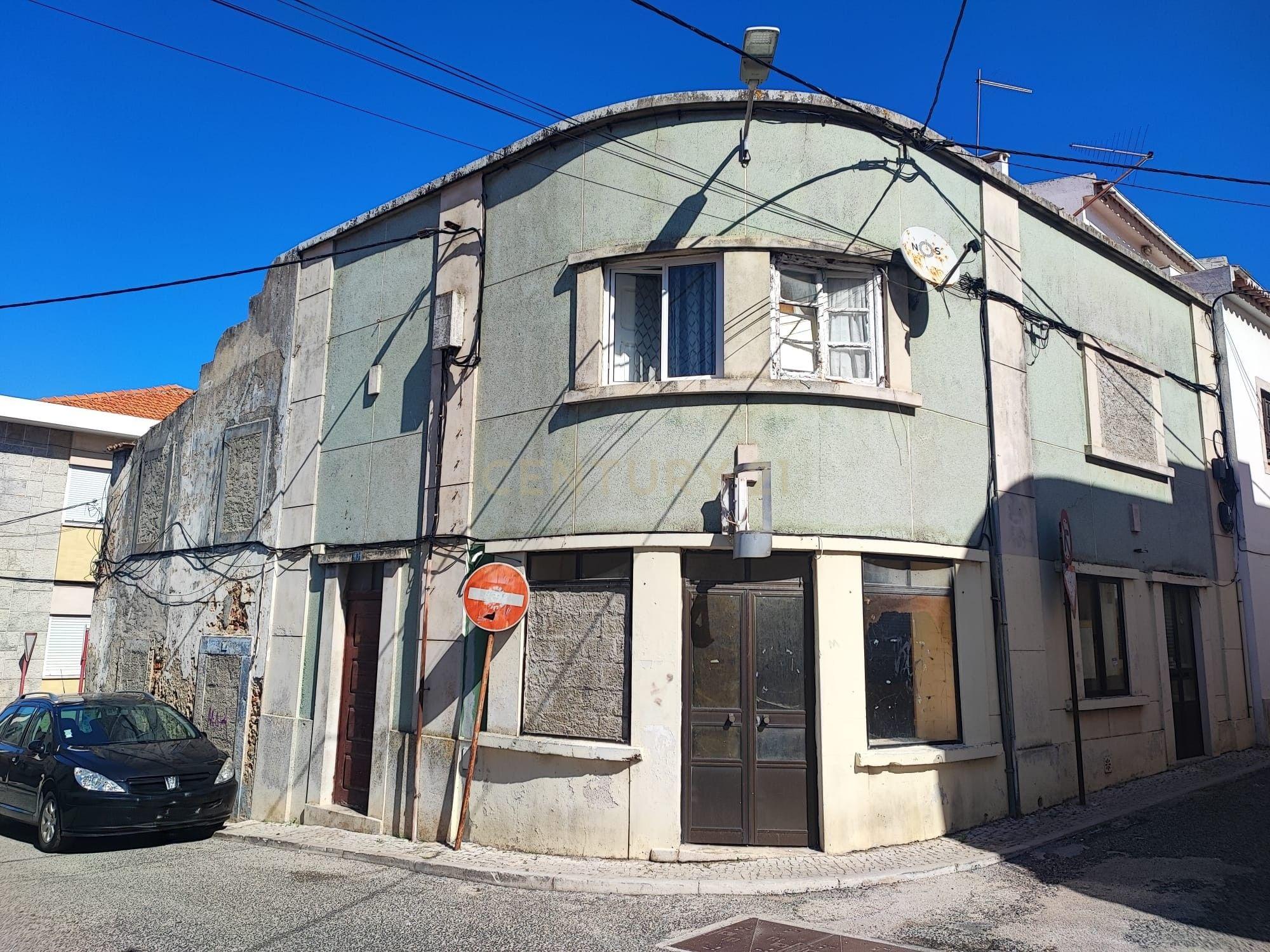 PRÉDIO NO CENTRO HISTÓRICO DE PENICHE – OPORTUNIDADE ÚNICA! - Image 1