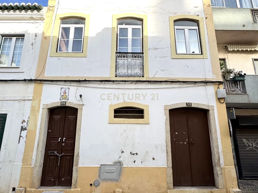 Apartamento com Projeto Aprovado e Vista para a Cidade em Portimão - Image 1