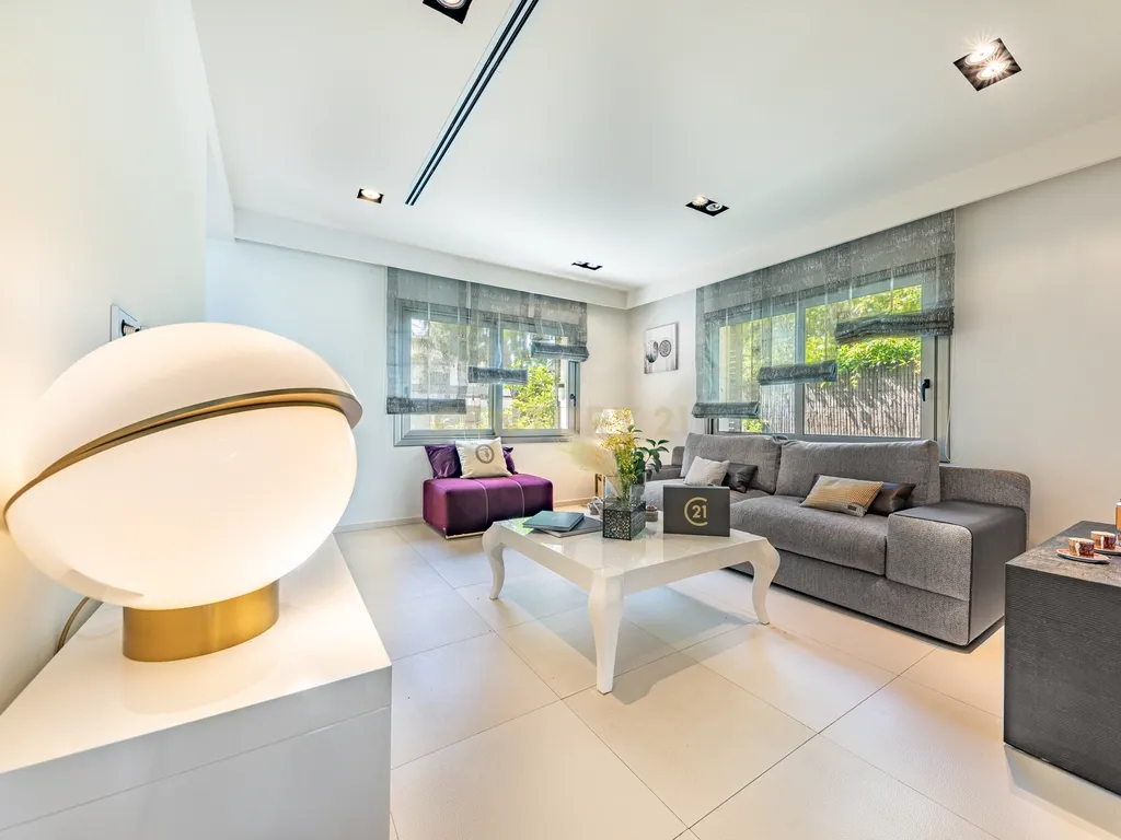 Villa de Design em Segunda Linha de Mar em Sitges com Mobiliário de Marcas de Luxo - Image 16