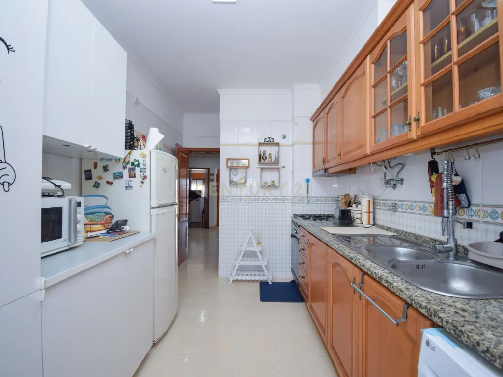 Apartamento T3, com 107 m² de área útil, estúdio musical com 40 m² e garagem fechada , varanda e arrecadação - Image 12