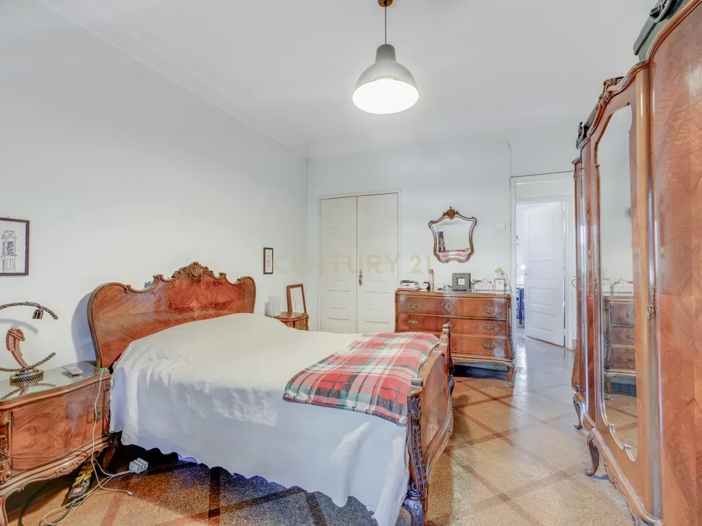 Fantástico Apartamento na Av. João XXI, com uma localização estratégica. - Image 17