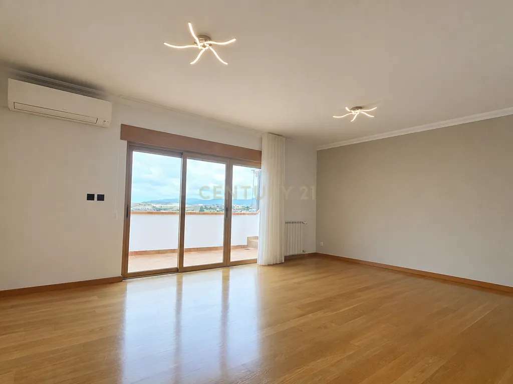 T2 com Box para arrendamento em Porto Salvo, Oeiras - Image 1