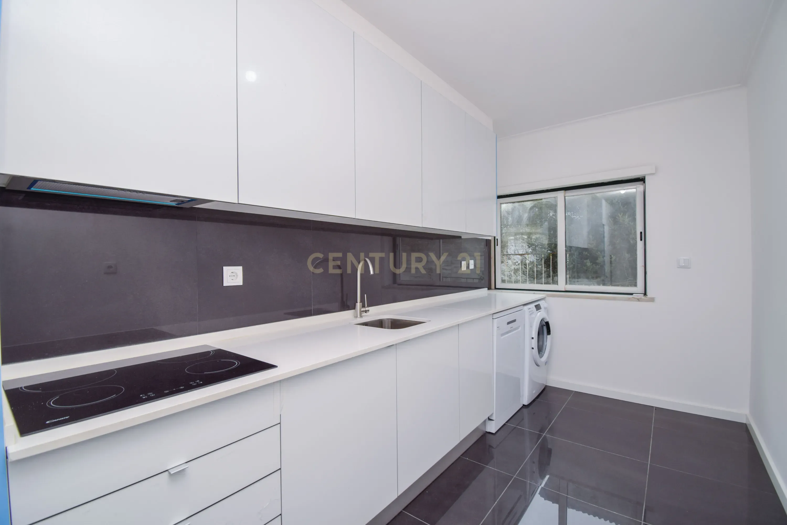 Apartamento T3 Totalmente Remodelado – Chapim, Quinta Nova - Image 1