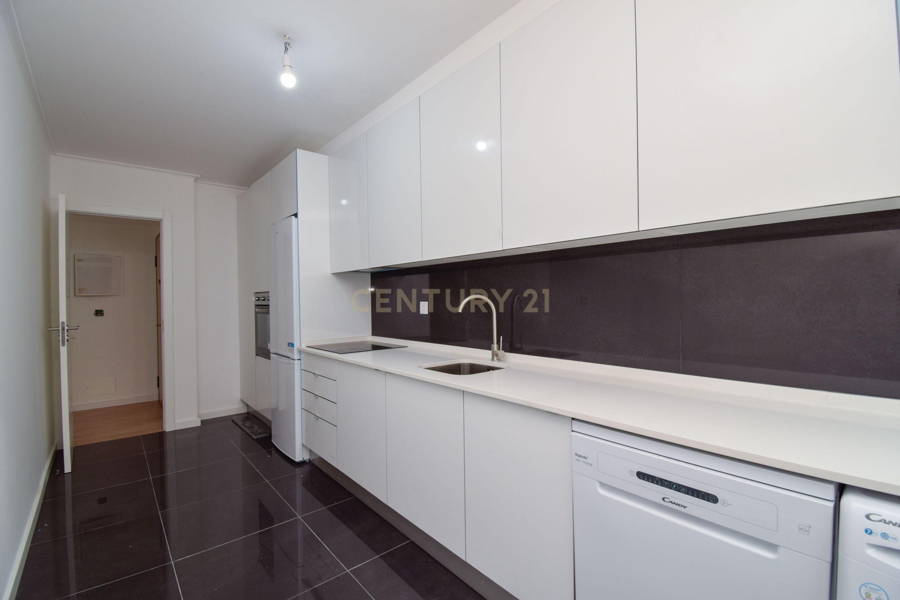 Apartamento T3 Totalmente Remodelado – Chapim, Quinta Nova - Image 3