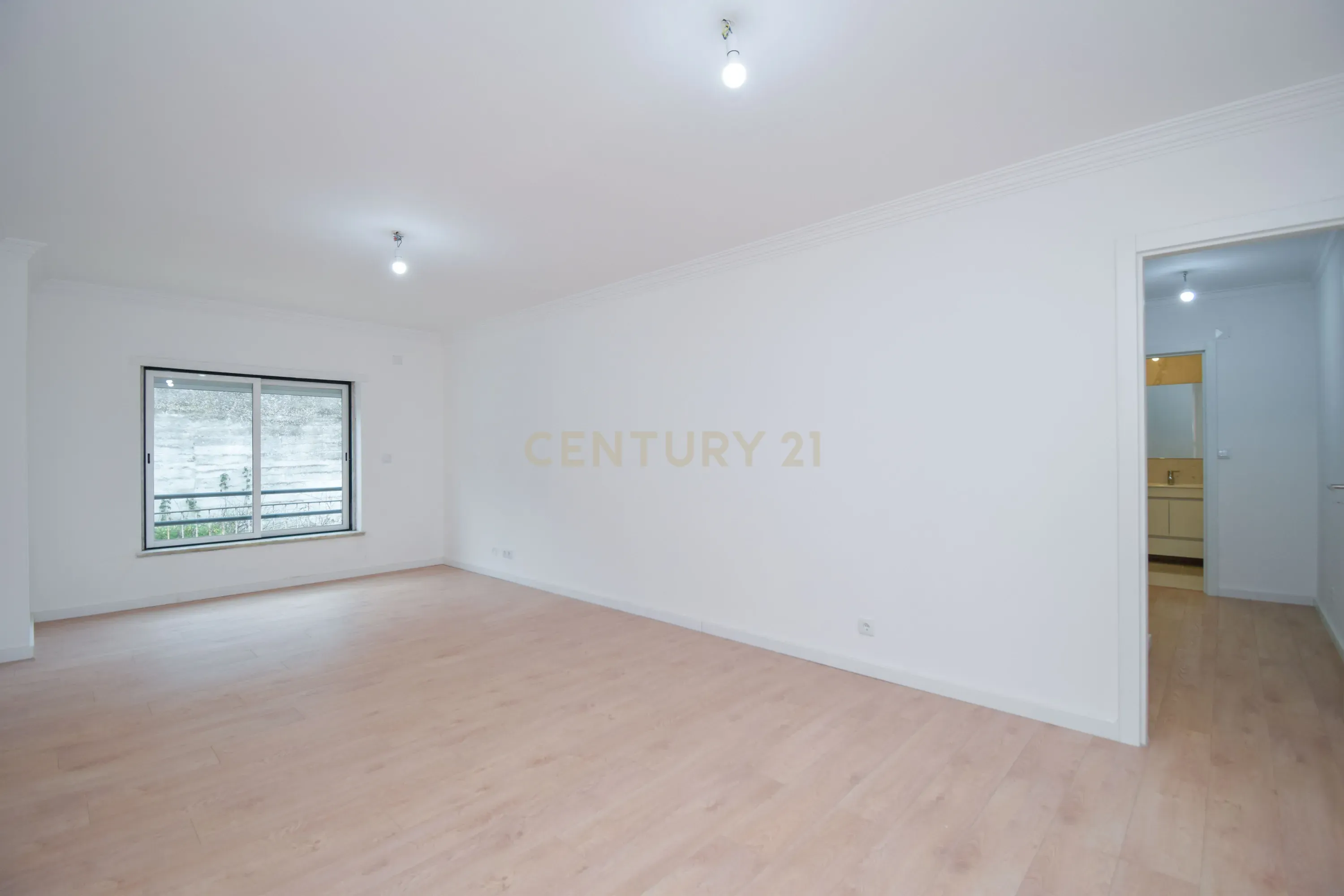 Apartamento T3 Totalmente Remodelado – Chapim, Quinta Nova - Image 11