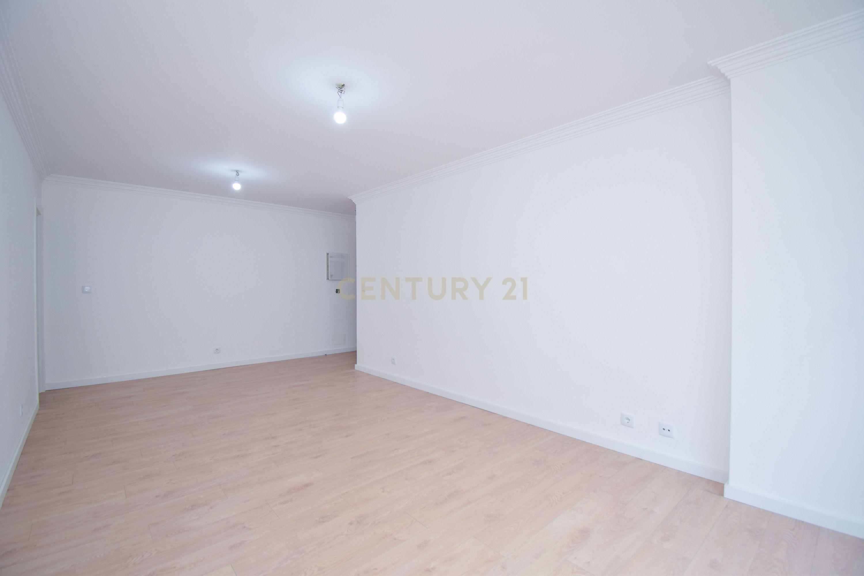 Apartamento T3 Totalmente Remodelado – Chapim, Quinta Nova - Image 10