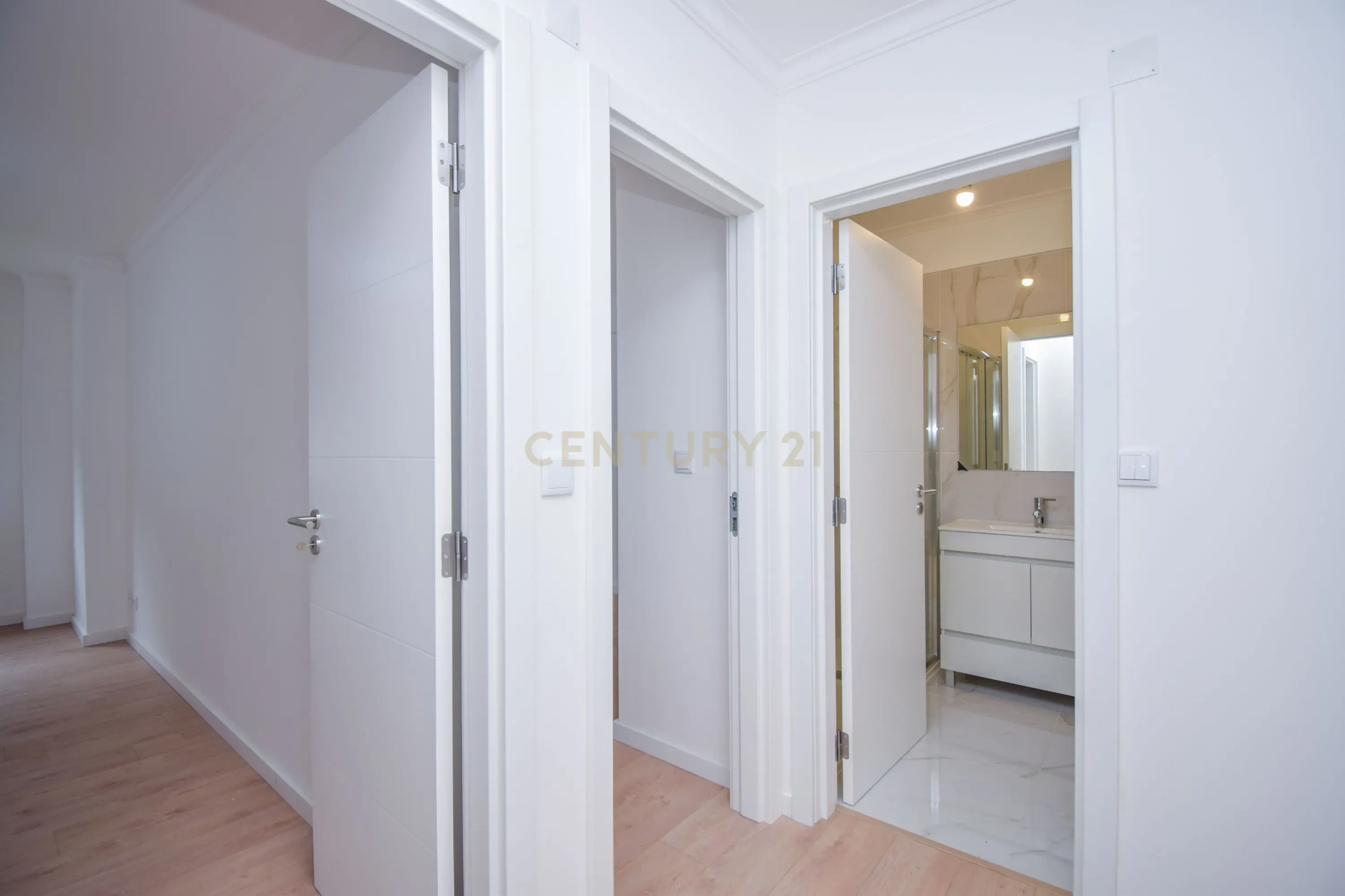 Apartamento T3 Totalmente Remodelado – Chapim, Quinta Nova - Image 6
