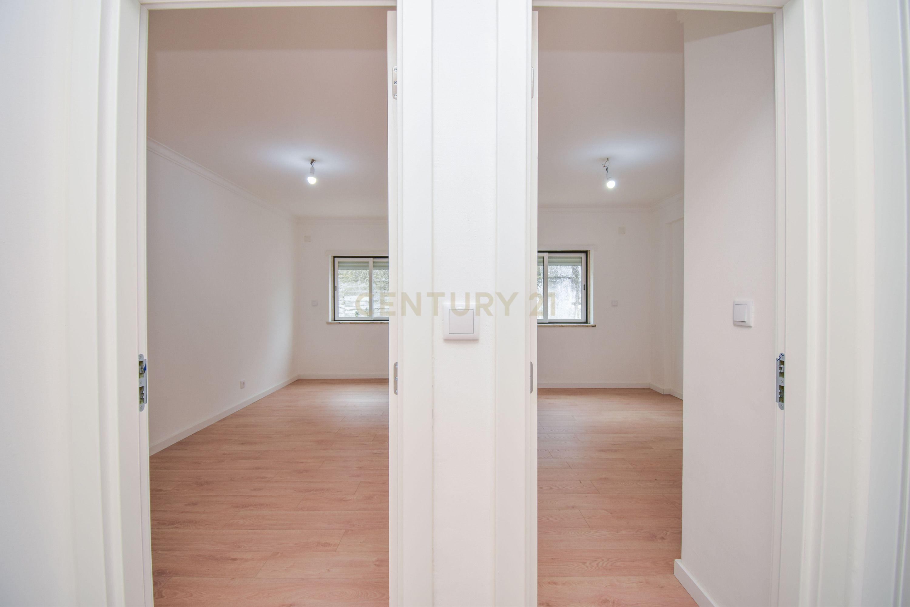 Apartamento T3 Totalmente Remodelado – Chapim, Quinta Nova - Image 5