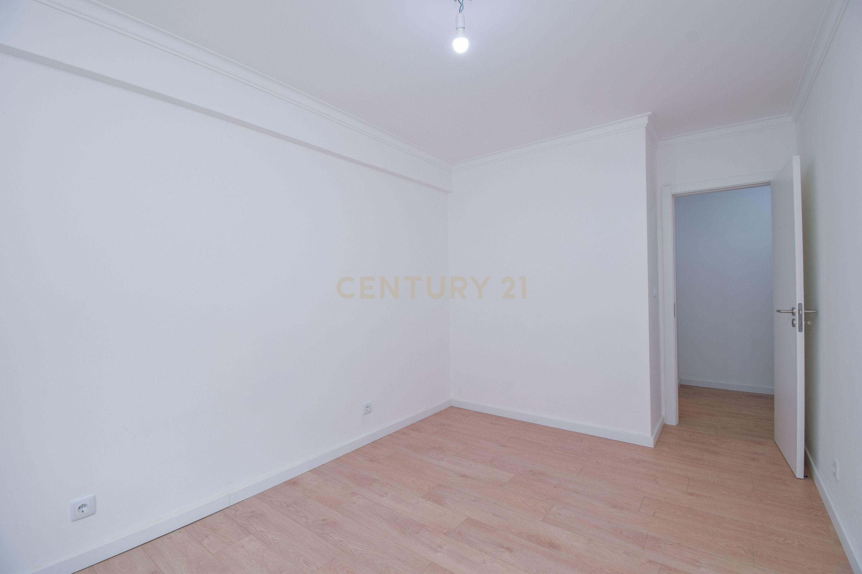 Apartamento T3 Totalmente Remodelado – Chapim, Quinta Nova - Image 9