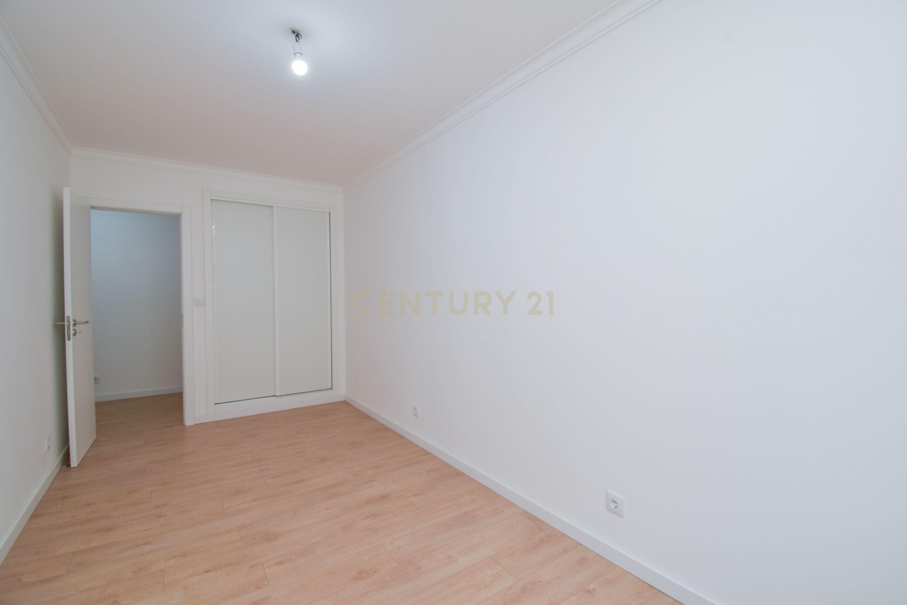 Apartamento T3 Totalmente Remodelado – Chapim, Quinta Nova - Image 12