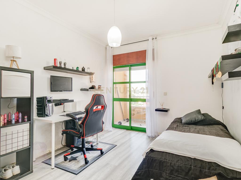 Apartamento T3 com boas áreas, varandas e arrecadação – Rinchoa, Rio de Mouro - Image 13