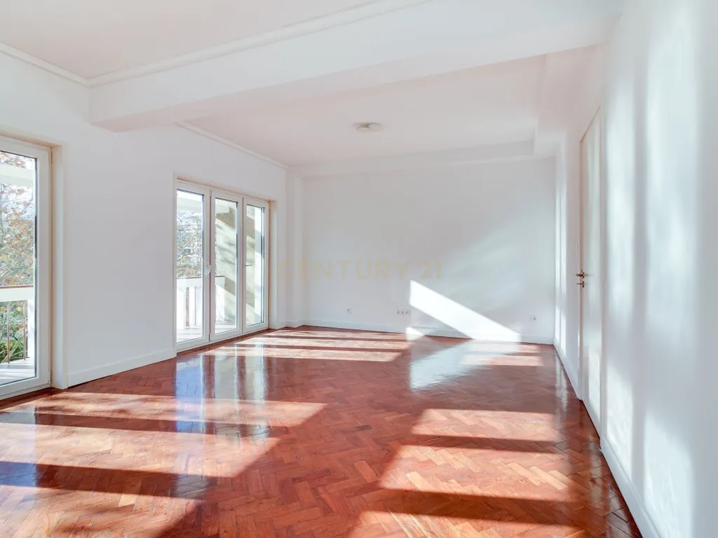 T3 TOTALMENTE RENOVADO COM VARANDA DE 21 m² NO CAMPO PEQUENO – LISBOA - Image 4