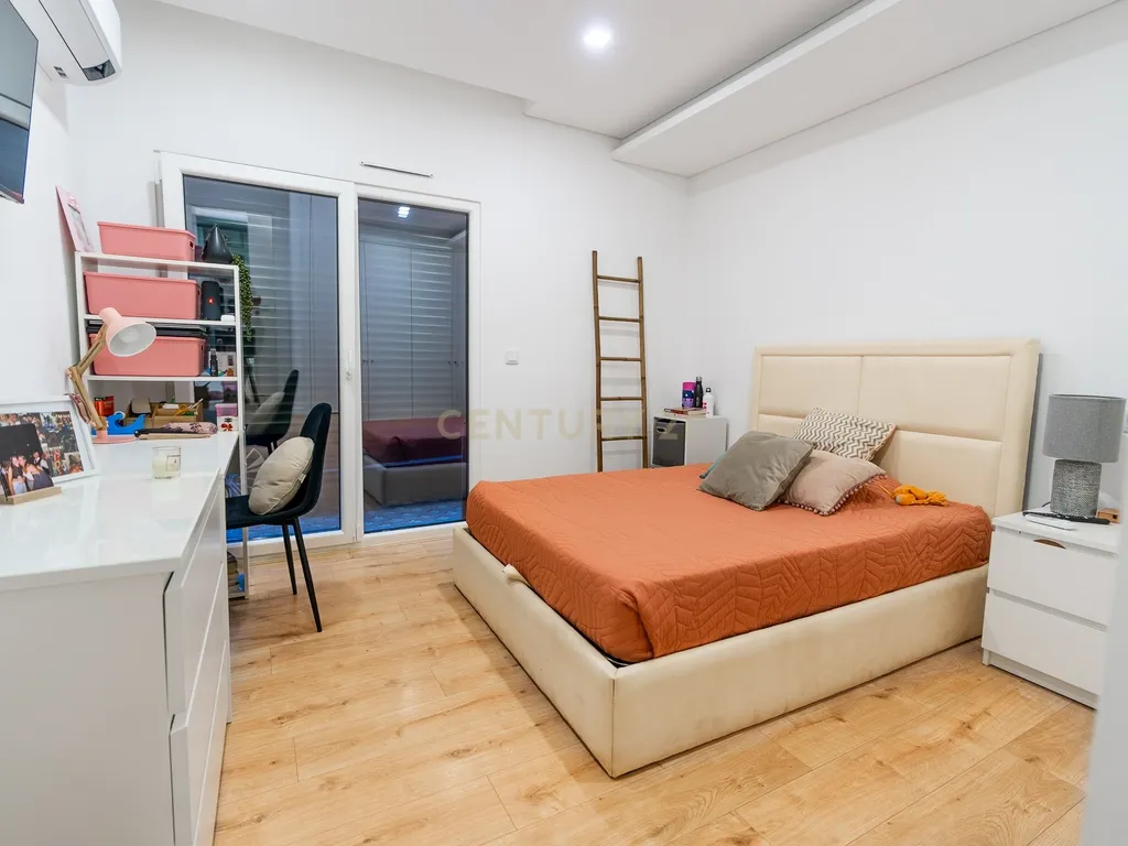 Moradia T3+1 Térrea de gaveto com Piscina, Domótica e Espaço Exterior | Fernão Ferro - Image 32