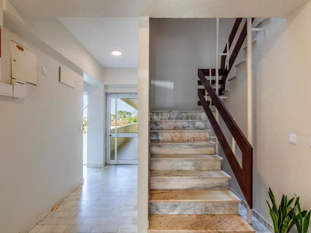 Espaçoso T3 na Sobreda com 2 Casas de Banho e Varandas - Image 31